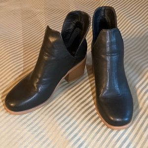 Mudd ankle boots size 6.5 black with brown sole